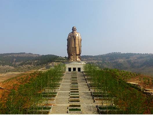 尼山孔子像