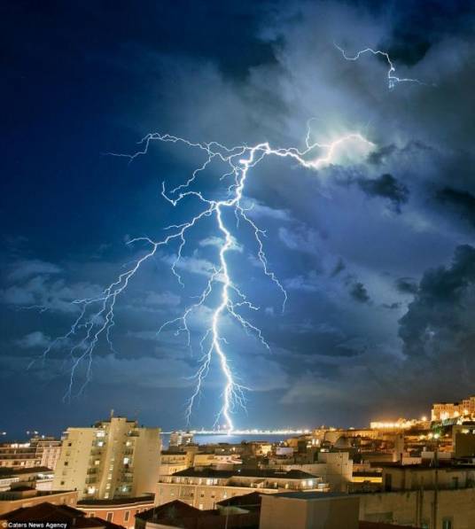 雷雨云（翻腾、波动的水、冰晶和空气组成的云）