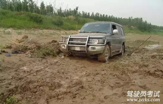 雨天开车注意事项