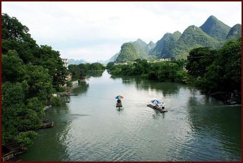 小小竹排江中游，来自巍巍青山两岸走什么意思