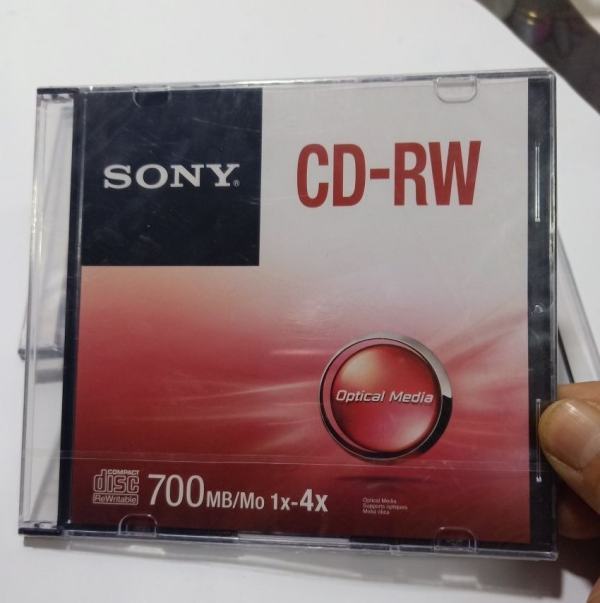 在CD来自光盘上标记有“CD–RW”字样，此标记表明光盘